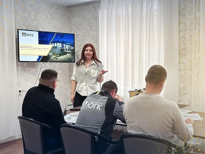 Быстрее влиться в работу, почувствовать себя частью команды и уверенно начать свой путь на предприятии помогают наставники | Источник: пресс-служба ЮГК
