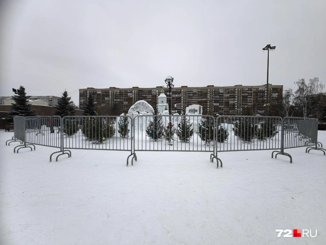 Городок огородили забором  | Источник: Павел Красоткин / 72.RU 