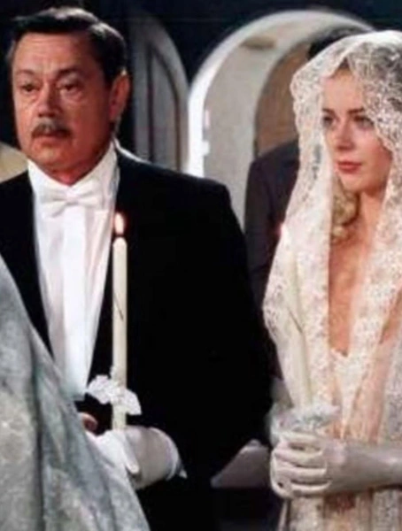 За плечами актрисы больше 80 ролей в кино. На фото с Николаем Караченцовым