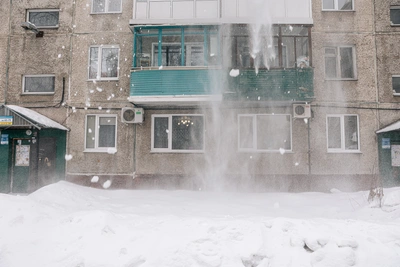 Бастрыкин требует доклад о сходе снега на мальчика