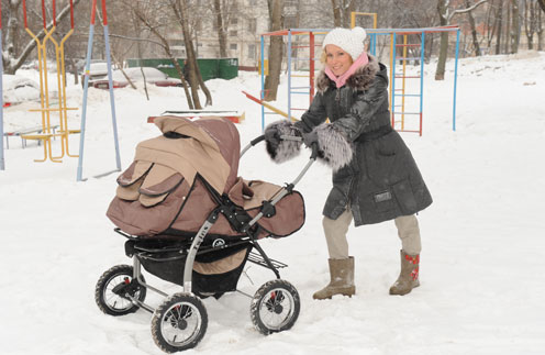 Мария Болтнева с малышами на прогулке