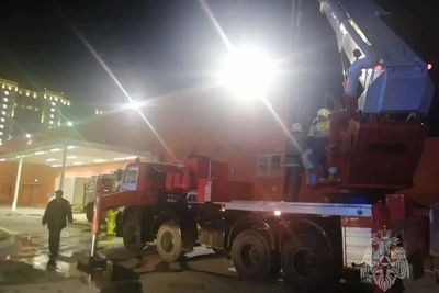 Пожарные тушили крышу магазина у G-Drive Арены