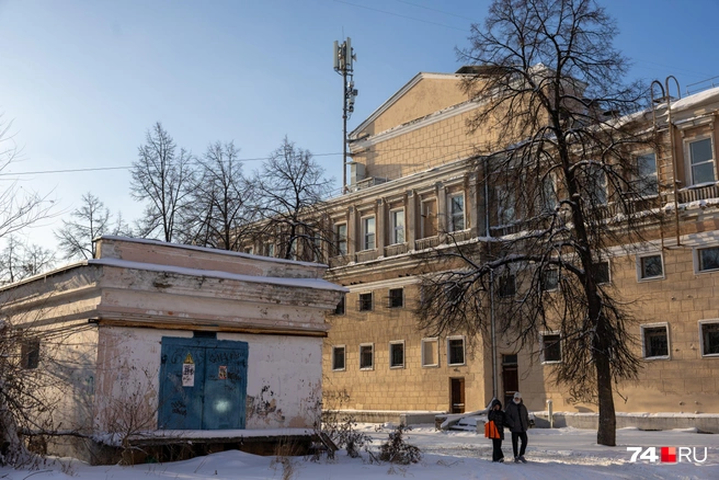 Да и территория вокруг здания не располагает к непринужденному променаду | Источник: Наталья Лапцевич / 74.RU