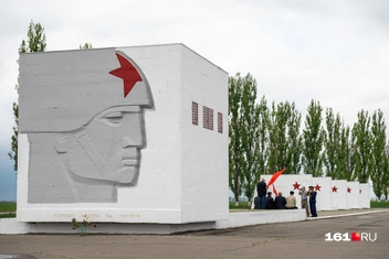 Фамилии состава батареи Оганяна на стенах мемориального комплекса под селом Большие Салы | Источник: Евгений Вдовин / 161.RU