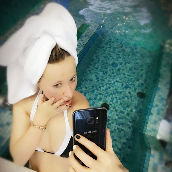 Ксения Собчак вызвала споры откровенным снимком в купальнике