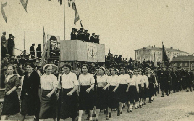 Фотография. Бойцы Всеобуча проходят перед трибунами в День военно-морского флота. 25 июля 1943 г. | Источник: Архив мурманского областного краеведческого музея