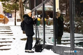 Вика пытается высмотреть Бориса | Источник: Мария Ленц / NGS24.RU