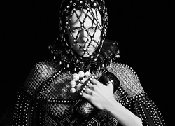 Черно-белое королевство в кампании Alexander McQueen