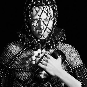 Черно-белое королевство в кампании Alexander McQueen