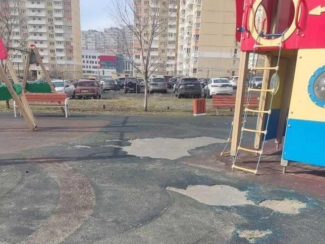Резиновое покрытие площадки износилось и порвалось. | Источник: читатель 161.RU