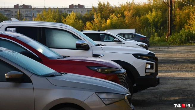 В ряду обычных машин JAC T9 выпирает на добрый метр | Источник: Артем Краснов