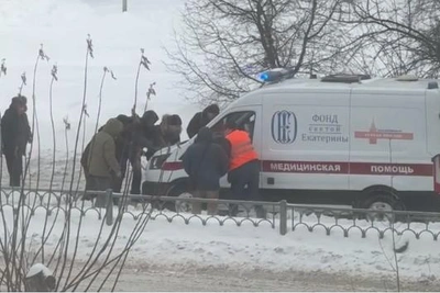 Passengers push ambulance stuck on Yekaterinburg tram tracks