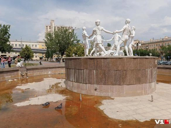 Попытки запустить фонтан, включая обещания залить воду из лейки, не увенчались успехом | Источник: Алексей Волхонский / V1.RU