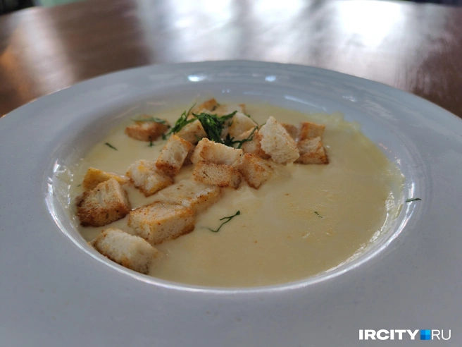 Сырный суп выдался на славу, но пара кусочков мяса сделала бы его еще лучше | Источник: Ксения Филимонова / «ИрСити»