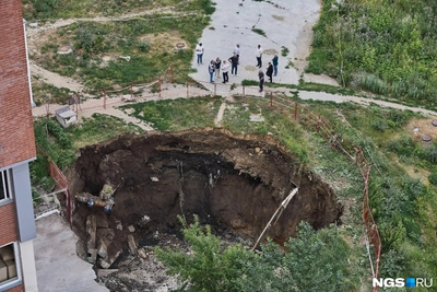 Эксперты объяснили отключение воды в двух районах Новосибирска из-за ямы