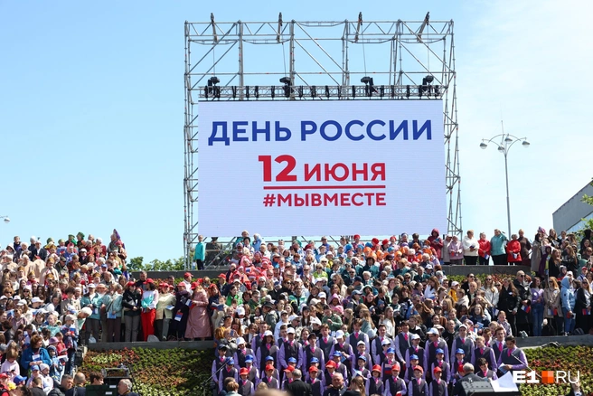 Праздничный хор собрали из профессиональных ансамблей и коллективов самодеятельности | Источник: Владислав Лоншаков / E1.RU 