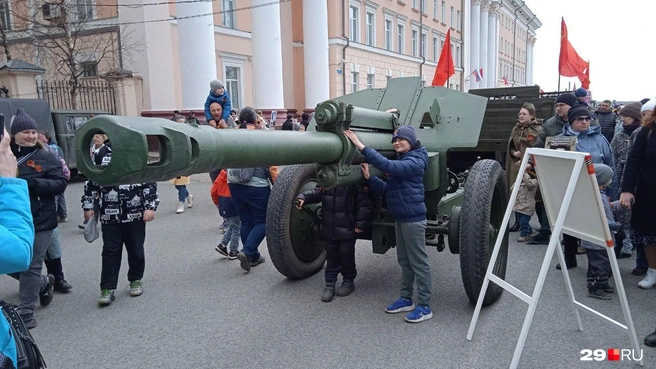 Вход на выставку&nbsp;—&nbsp;через рамки металлодетектора, нужно постоять в очереди | Источник: Юрий Скородумов