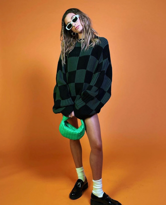 Свитер в шахматную клетку + самая модная сумка зимы: Хейли Бибер знает о трендах все
