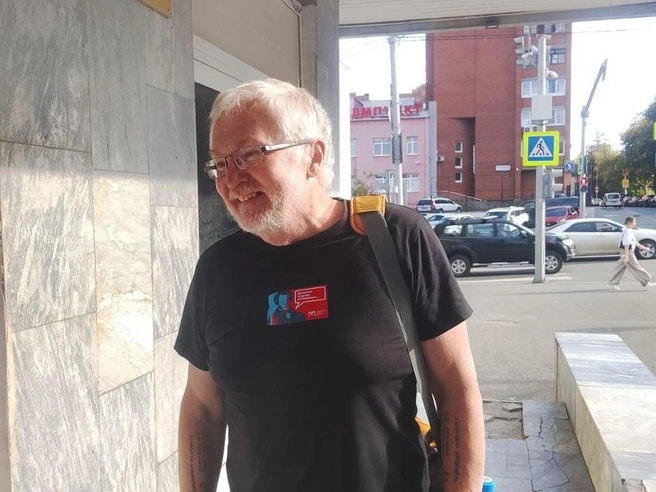 Константин Киселев возле ОП-5 Ленинского района | Источник: Екатеринбургское Яблоко / T.me