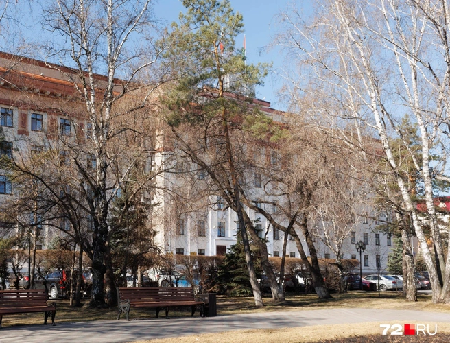 И с российским. Что точно поменялось, так это сквер перед зданием — теперь тут стоят современные лавочки и урны | Источник: Ирина Шарова / 72.RU