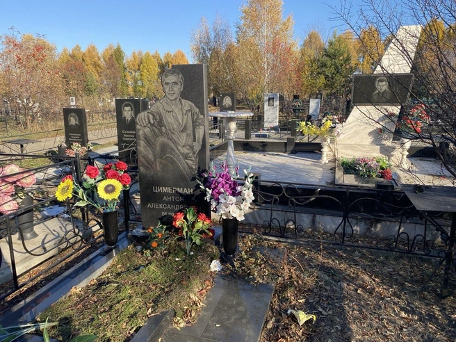 От памятника будто отрезали кусок прямо по краю изображения | Источник: Ирина Господаренко / NGS22.RU