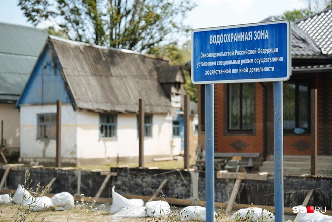 Дом слева сильно пострадал от наводнения в 2021 году, поэтому владельцам пришлось построить новый — справа | Источник: Дарья Паращенко / 93.RU