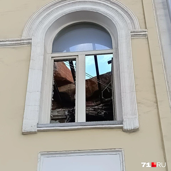 Спустя несколько месяцев над крышей даже не натянули защиту от дождя | Источник: Максим Улитов / 71.RU