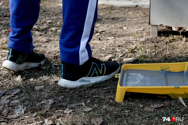 И, кажется, не боялся испачкать кроссовки New Balance | Источник: Наталья Лапцевич