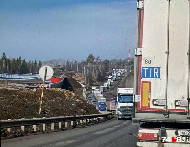 Рядом идет строительство другой дороги, а транспорт пустили по временной, требующей ремонта | Источник: читатель 74.RU