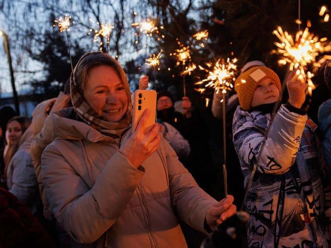 Парк посетили люди разных возрастов: взрослые, дети и влюбленные пары. | Источник: Алексей Волхонский / V1.RU