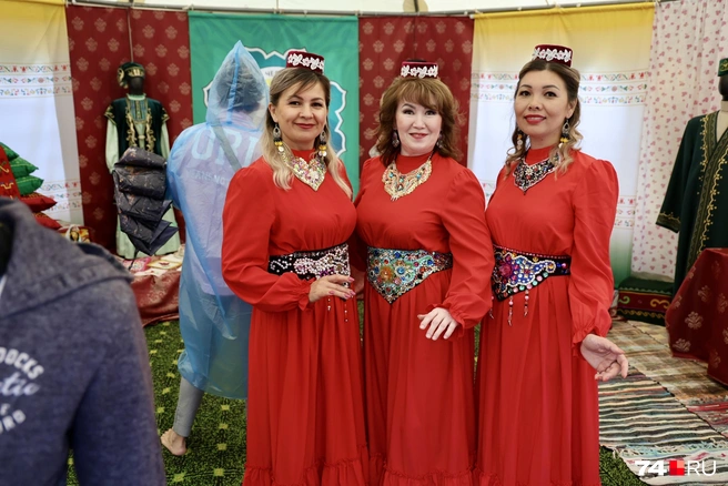 Ярких нарядов на празднике было очень много | Источник: Михаил Шилкин