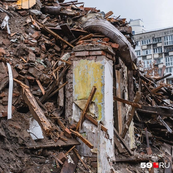 После сноса уцелела часть перекрытий | Источник: Тимофей Калмаков / 59.RU
