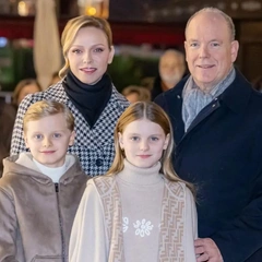 Как быстро выросли: княгиня Шарлен с детьми зажгла рождественскую елку в Монако