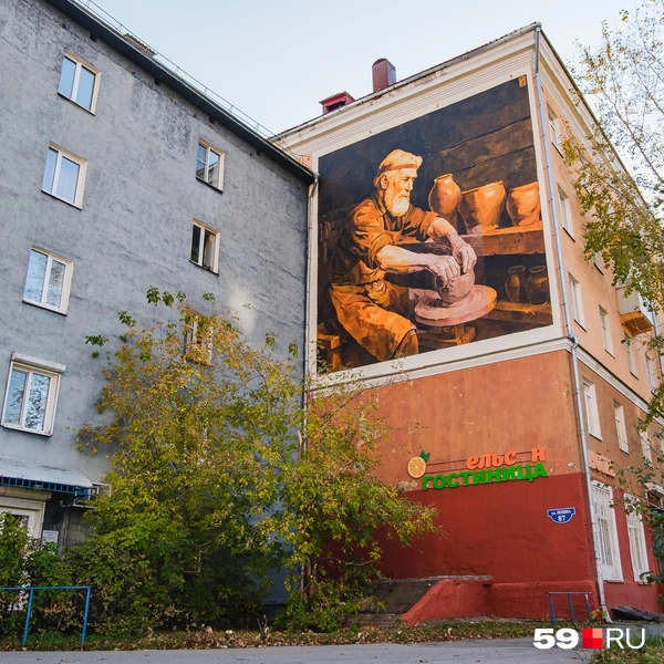 Горшок и руки гончара выделены коричневым цветом&nbsp;— как будто сделаны из глины | Источник: Тимофей Калмаков / 59.RU