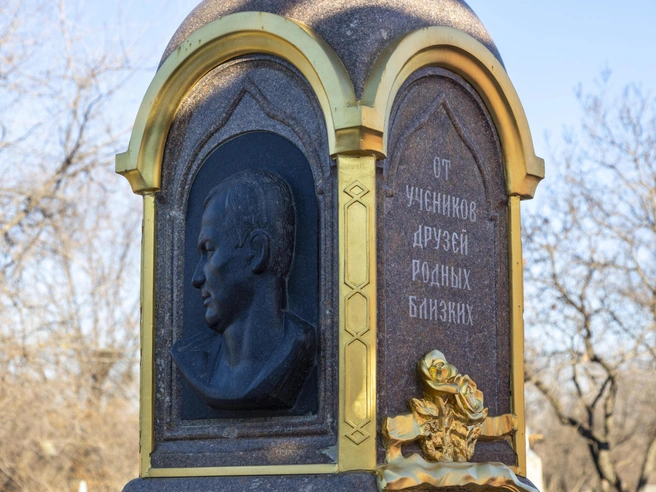 По словам свидетелей, ученики и друзья Виталия Старикова регулярно приходят к его могиле. | Источник: Константин Завриков / V1.RU