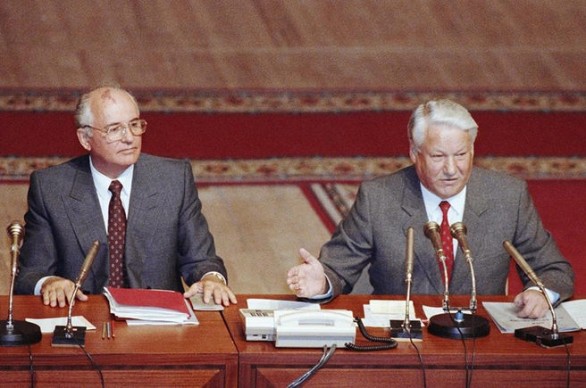 Михаил Горбачев и Борис Ельцин | Источник: Александр Чумичев / ТАСС