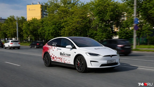 Эту Tesla вы наверняка видели в городе: она пришла на смену предыдущей версии электромобиля, который также трудился в автошколе | Источник: Артем Краснов, chatgpt