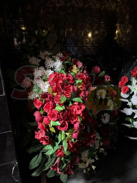 Кто не смог приехать — прислали венки