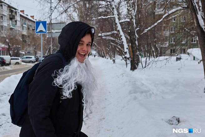 Настроение на Новогодней создают совсем не украшения, а сами горожане | Источник: Александр Ощепков / NGS.RU