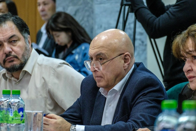 Академик Александр Мирианашвили честно признал, что отреставрировать чугун можно, но гарантировать его долговечность никто не возьмется | Источник: Булат Салихов
