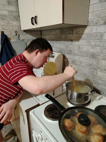 Благодаря помощи фонда «Дедморозим» и ПЗСП Дима попал не в интернат, а в тренировочную квартиру | Источник: ПЗСП