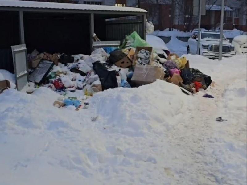 «К домам бизнес-класса такое отношение»: жители казанского ЖК жалуются на неубранный мусор и снег