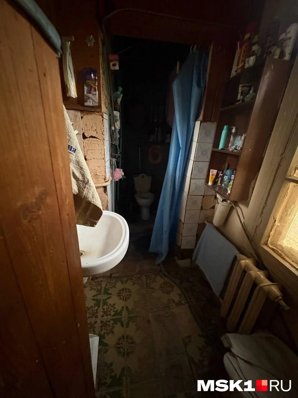 Волонтер сфотографировала ванную комнату в квартире. Еще несколько лет назад стена, по словам местной жительницы, заплесневела | Источник: волонтер поиска