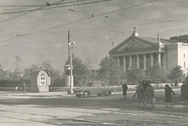 1960-е годы. Горожане прогуливаются на фоне оперного театра | Источник: фонды ОГАЧО 