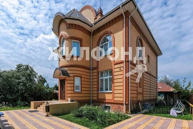Особняк с башенками располагается на улице Таманской | Источник: novosibirsk.n1.ru (АН «Жилфонд»)