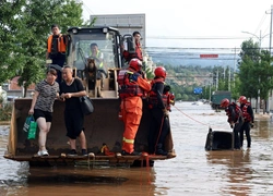 «Потоп произошел мгновенно», погибли 30 человек, более 80 тысяч эвакуировали: все о ливнях в Пекине