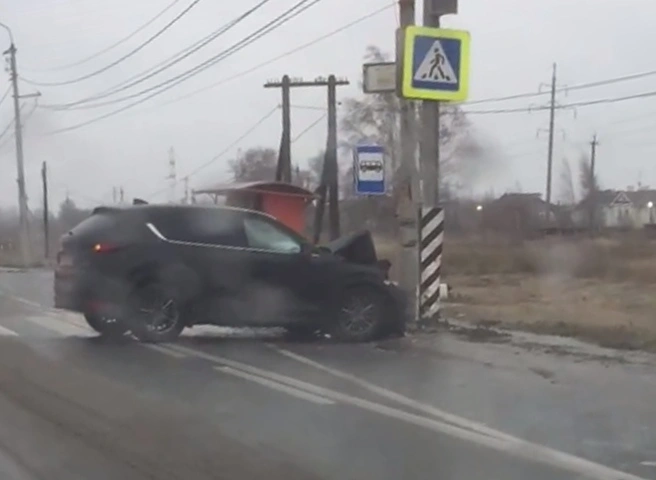 На Московском шоссе Mazda въехала в столб | ya62.ru