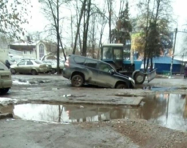 Водитель застрял в огромной яме | ufa1.ru