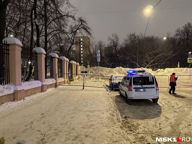 В центре Москвы начали разбирать «Миусскую снежную дюну» | Источник: Сергей Панин / MSK1.RU