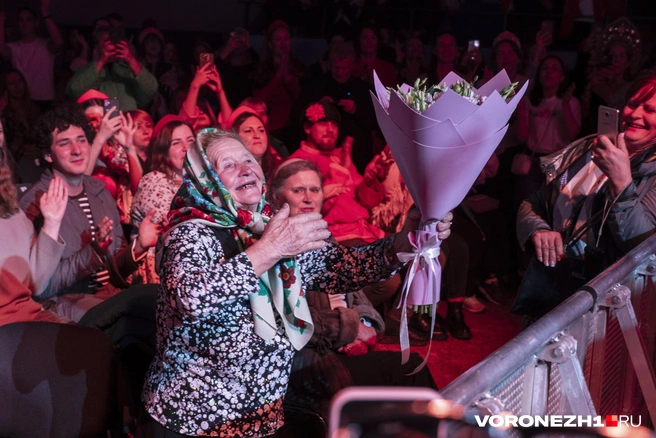 В первом ряду на концерте была 90-летняя женщина&nbsp;— ребенок войны. У нее был день рождения, с чем ее и поздравила Надежда Кадышева. | Источник: Дмитрий Волгин / Voronezh1.ru